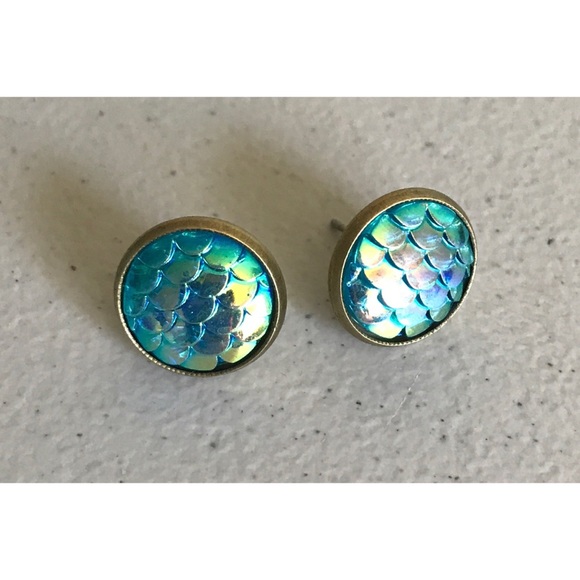 Mermaid Scale Iridescent Round Stud Earrings - Picture 5 of 7